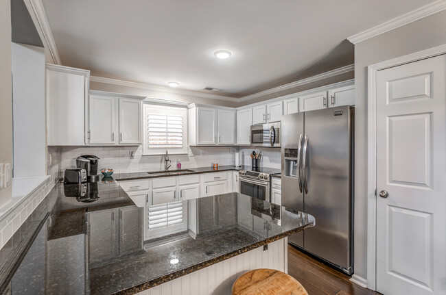 Building Photo - 1033 W Montebello Cir