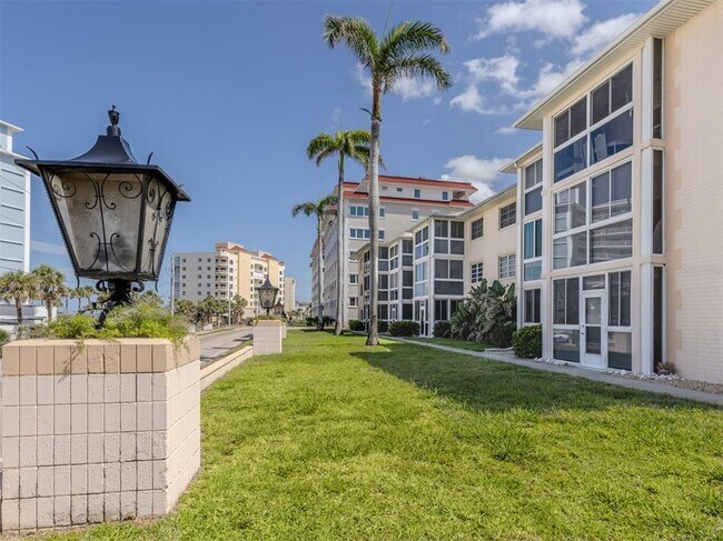 Building Photo - 200 The Esplanade N