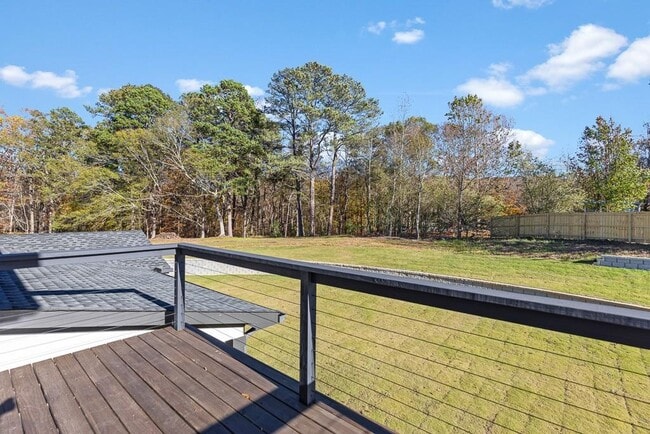 Building Photo - 555 Versailles Dr