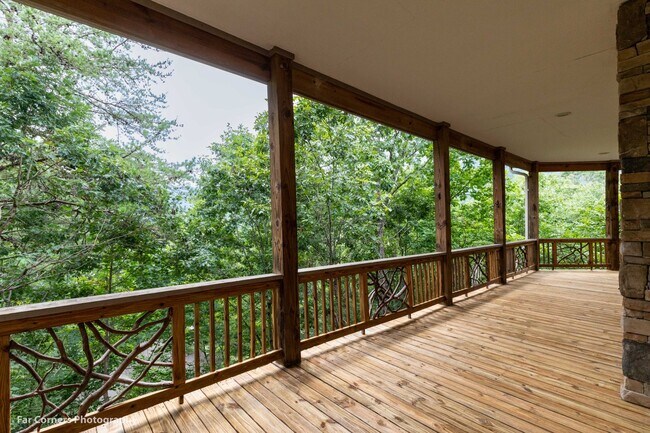 Building Photo - 370 Country Club Dr