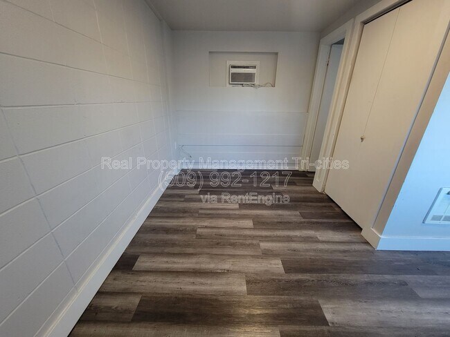 Building Photo - 124 W Shoshone St