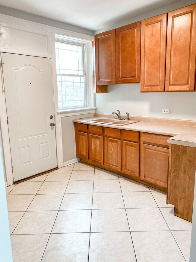 Building Photo - Spacious 2 bedroom Available