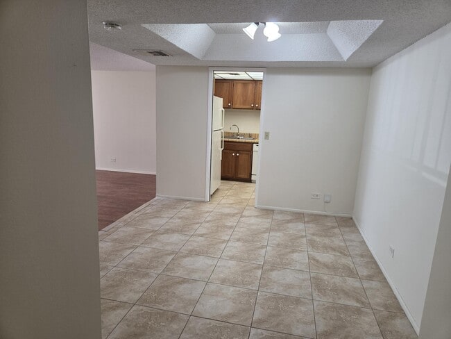 Building Photo - 3750 Inverrary Dr