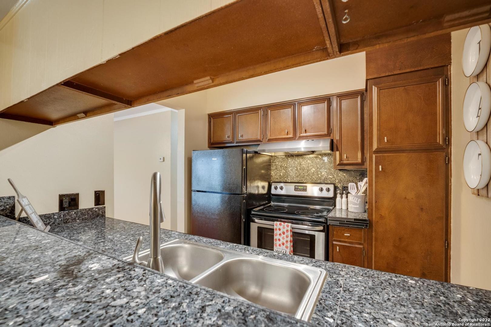 Building Photo - 8702 Village Dr