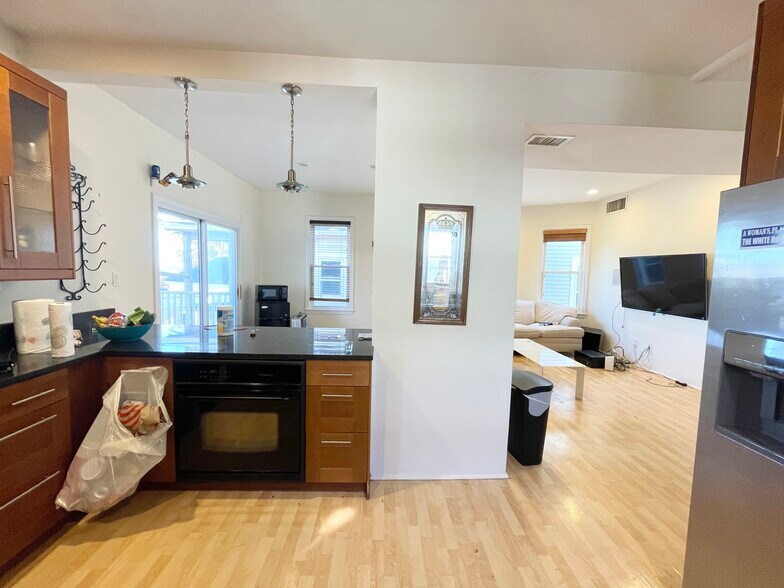 Building Photo - 7 Iroquois St