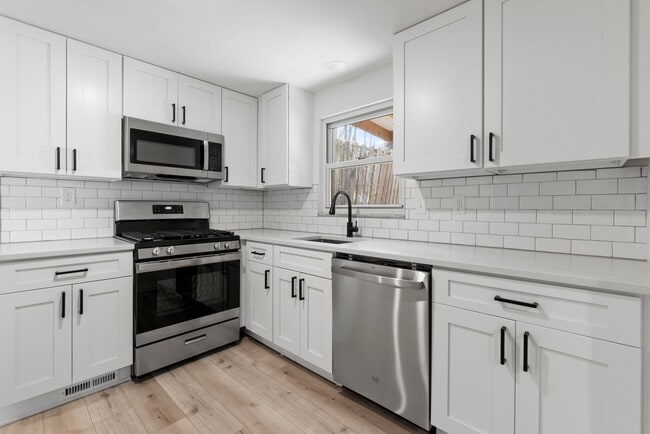 Building Photo - AVAILABLE NOW!! Fully RENOVATED 3 bedroom TOWNHOME in WEST MIFFLIN! COME CHECK IT OUT!