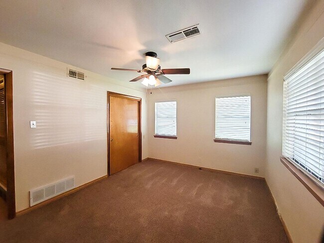 Building Photo - 1124 Harrison Ln