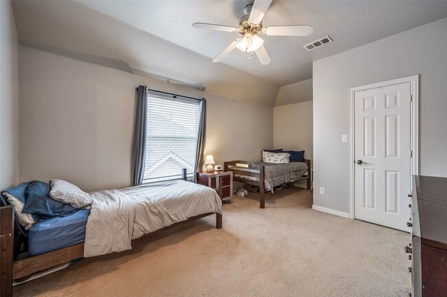 Building Photo - 3523 Lincoln Dr