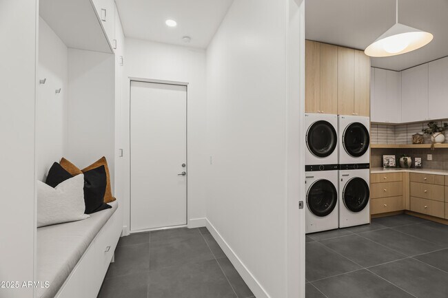 Building Photo - 5156 N 45th Pl