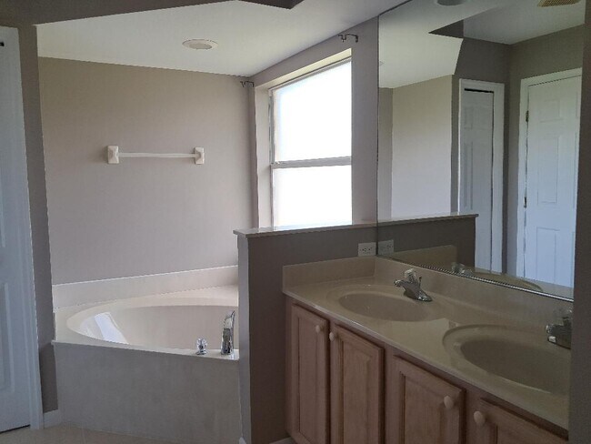 Building Photo - 242 SW Amesbury Ave