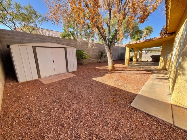 Building Photo - Single story beautiful home on corner, 3br...