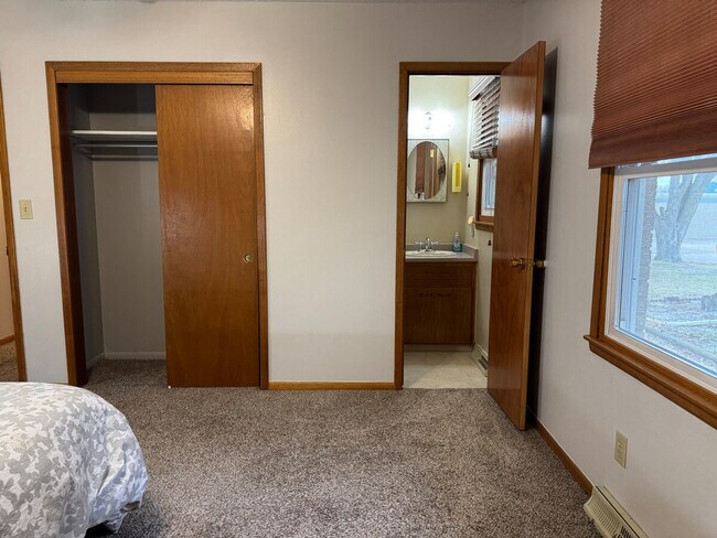 Building Photo - 202 NW Sharmin Dr