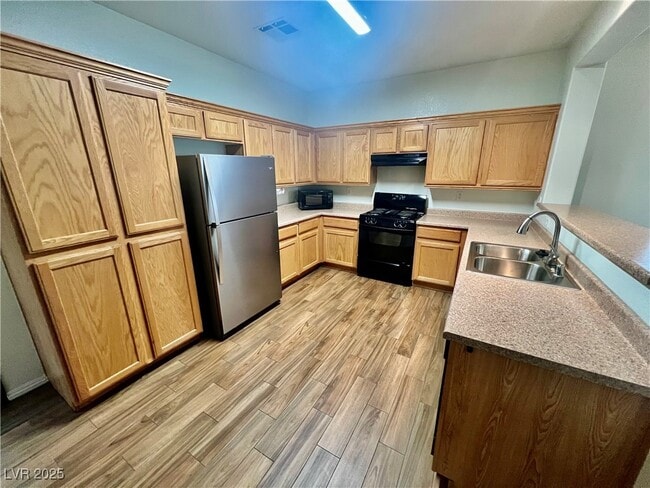 Building Photo - 1324 Sun Village Ave