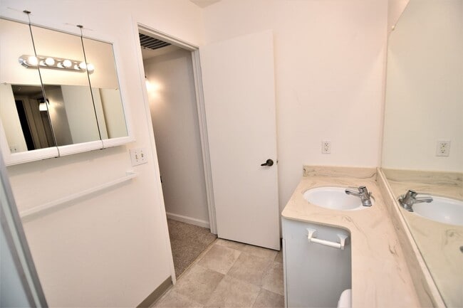 Building Photo - 3846-3846 Westporter Dr