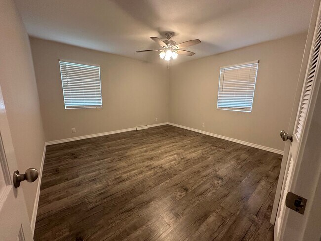 Building Photo - Welcome to this charming 3-bedroom, 2-bath...