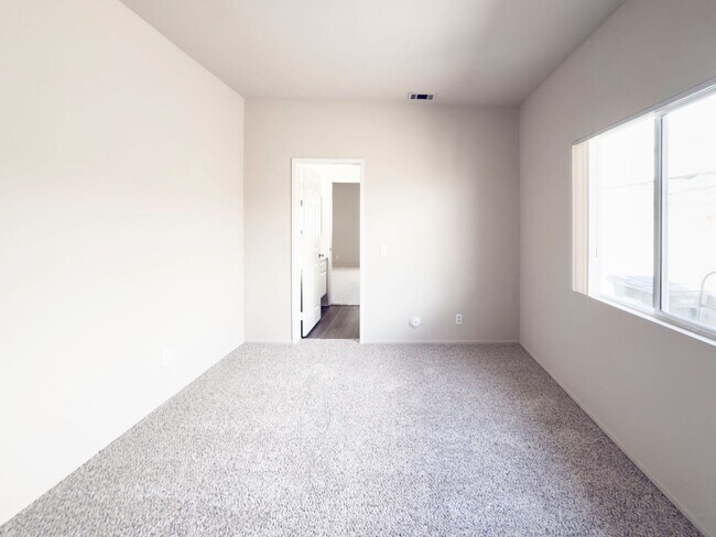 Building Photo - RARE 6 BEDROOM HOME FOR RENT IN OPTIMUM LO...