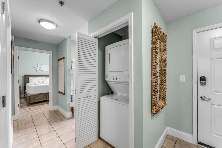 Building Photo - 9902 S Thomas Dr