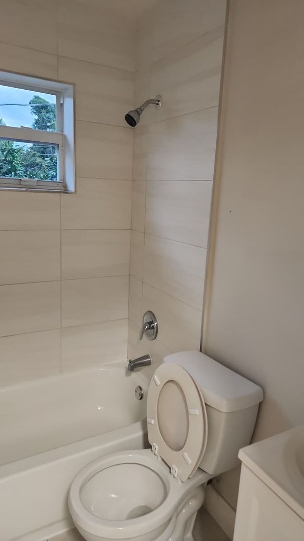 Building Photo - 1104 State St