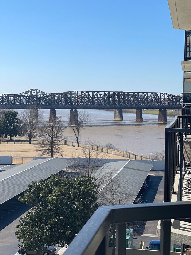 Building Photo - Newly Renovated Condo in the heart of Down...
