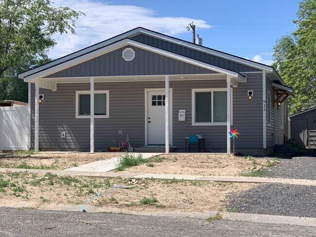 Building Photo - 917 9th Ave N