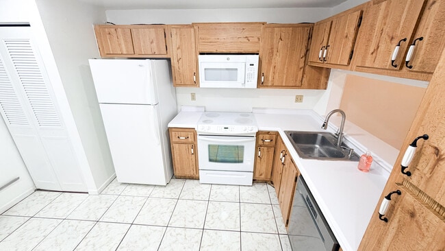 Building Photo - 6475 W Oakland Park Blvd