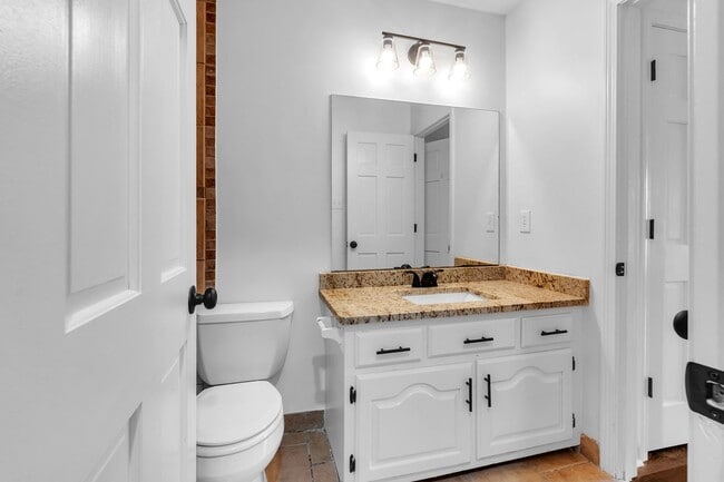 Building Photo - AVAILABLE NOW!! 5 Bedroom 3.5 Bath Fully R...
