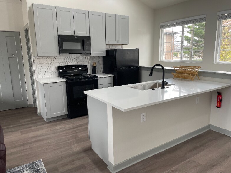 Building Photo - 2253 N Kenwood Ave