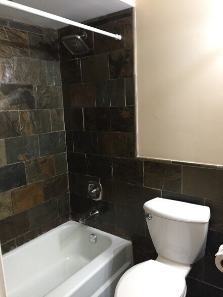 Main bath - 400 74th St