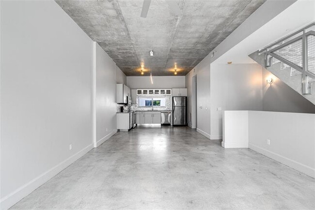 Building Photo - 721 SE 12th Ct