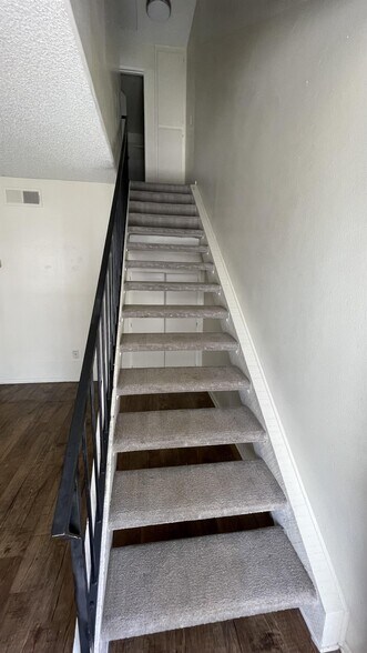 Building Photo - 707 S Webster Ave