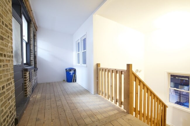 Building Photo - 1454 W Winnemac Ave