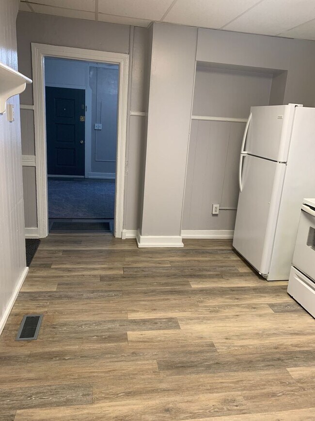 Building Photo - Available Now! Cozy 1-2 bedroom house with...