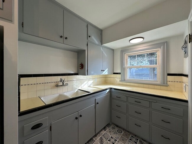 Building Photo - Wonderful 2+ Bedroom 1 Bath Shadle Area Home