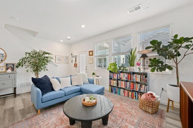 Building Photo - 748 Silver Maple Ln