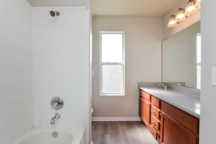 Building Photo - 2801 River Ridge Dr