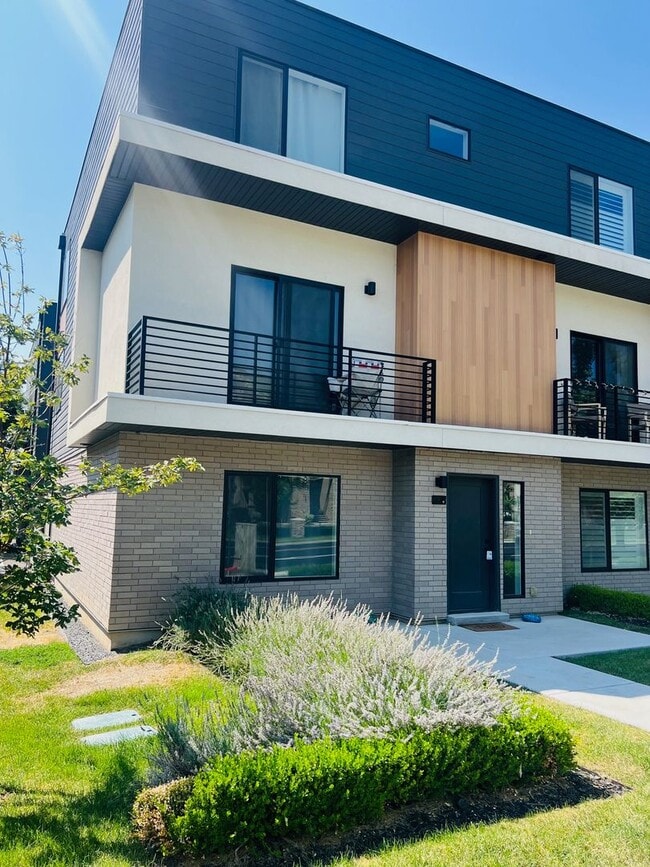 Primary Photo - Beautiful new construction, modern townhom...