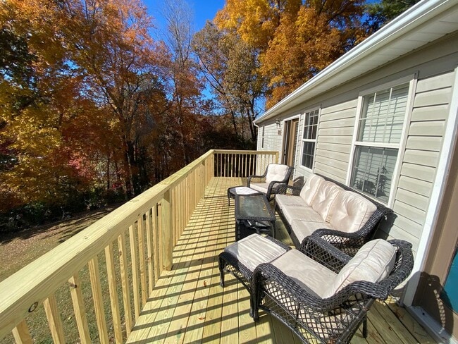 Building Photo - Candler - Two Bedroom updated apartment