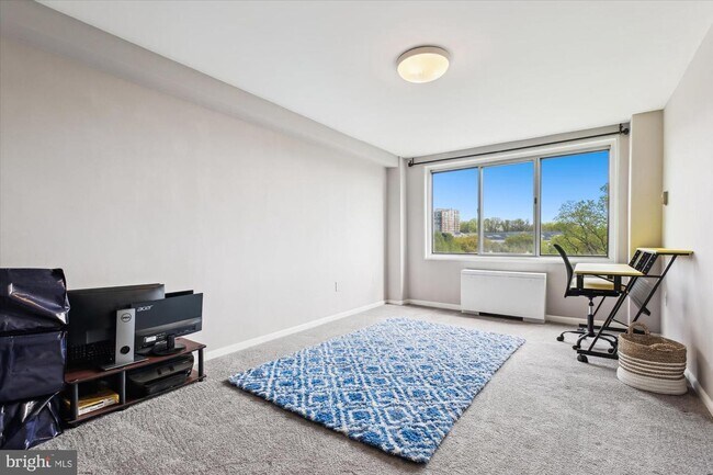 Building Photo - Renovated 2 bedroom, 1 bath with lots of natural light.