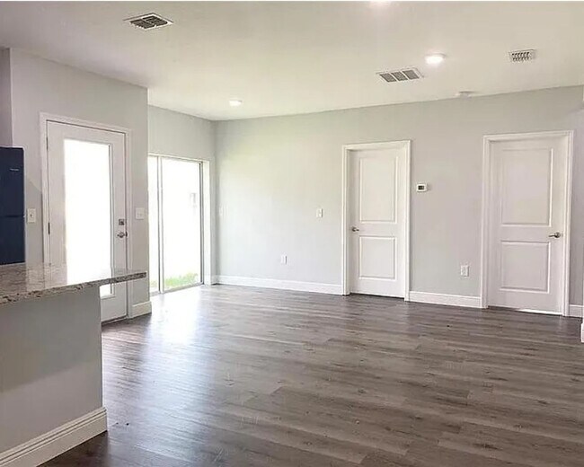 Building Photo - 2261 Florida Dr