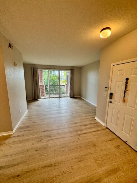 Building Photo - 804 Summer Hawk Dr