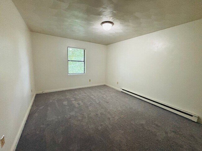 Building Photo - 653 Village Ln
