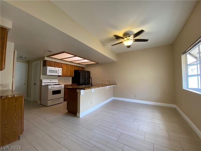 Building Photo - 313 Beethoven St