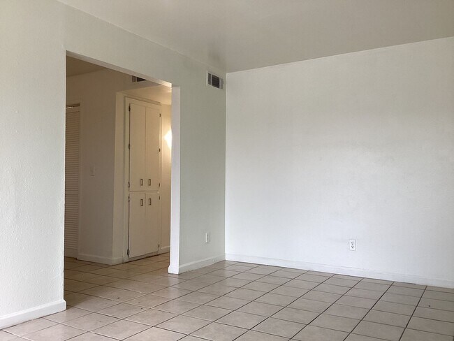 Building Photo - 3278 - Lucas