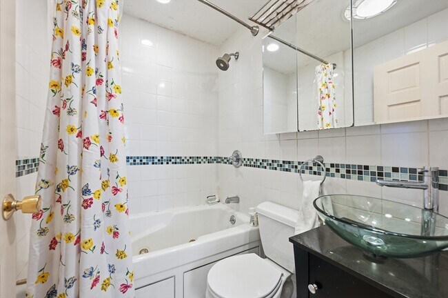 Building Photo - 627 E 6th St