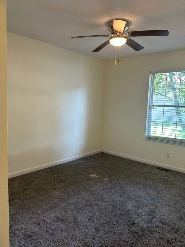 Building Photo - 4320 Roundtable Ct
