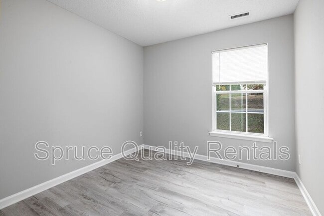 Building Photo - 3511 Thornwood Dr