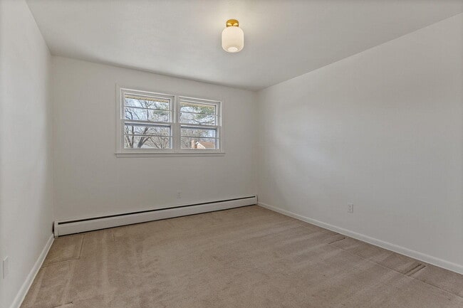 Building Photo - 340 Crown Point