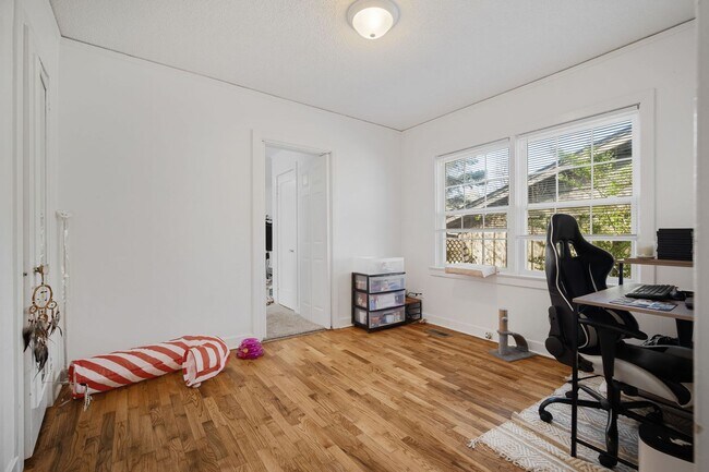 Building Photo - MOVE IN SPECIAL PARK HILL HOUSE