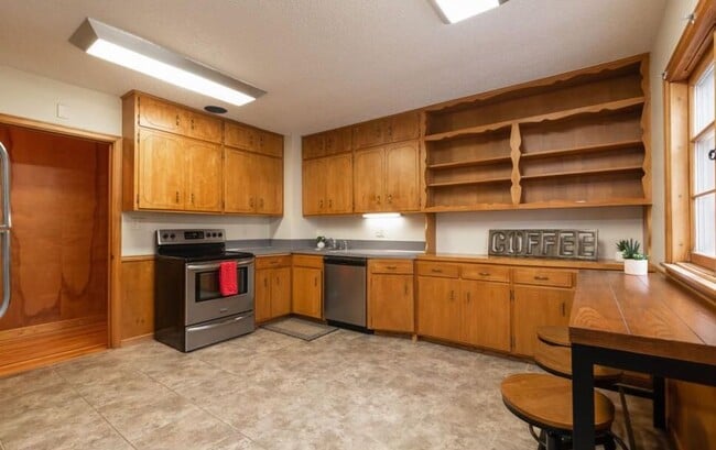 Building Photo - Spacious 4 bedroom 2 bathroom stand alone pet friendly home, with attached garage