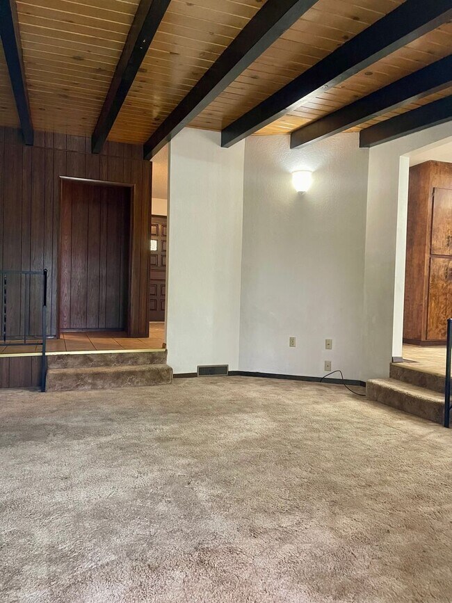 Building Photo - CHARMING 3 BED 2 BATH HOUSE WITH NEW HVAC, ROOF & LARGE FENCED BACKYARD